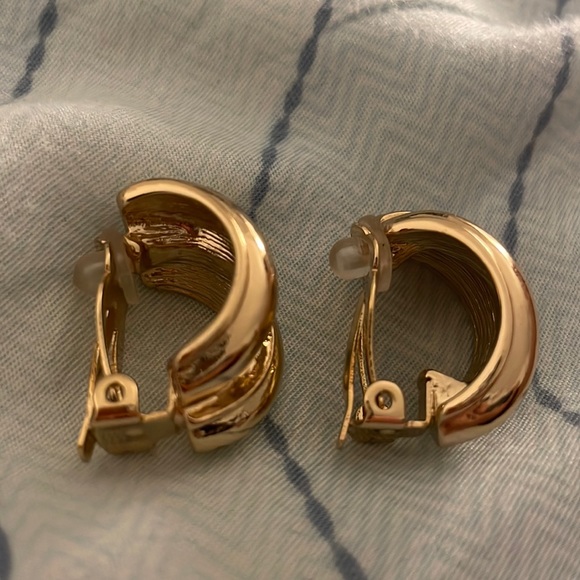 SOLD Vintage gold plated clip on earrings - Picture 5 of 9